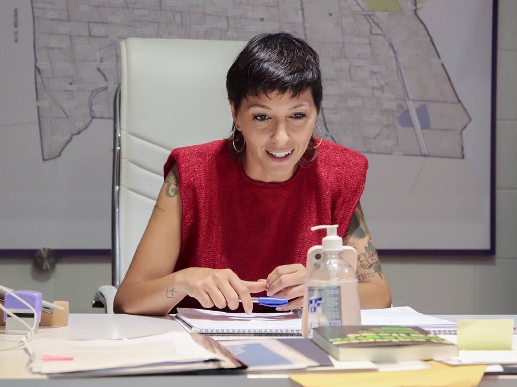 MAYRA SALUDÓ A LA VECINA BLANCA NUÑEZ QUE RECIBIÓ LA VACUNA SPUTNIK V