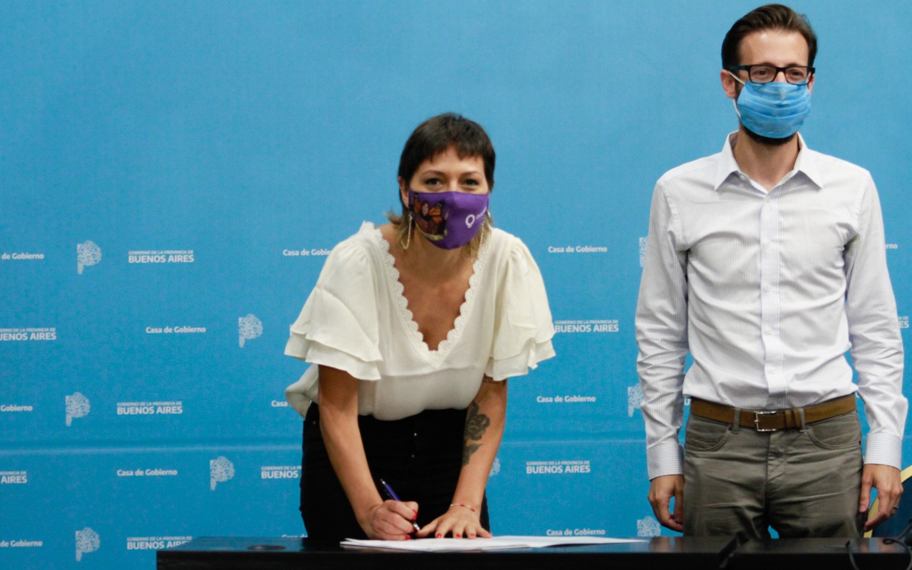 MAYRA Y KICILLOF SUCRIBIERON CONVENIOS PARA DAR SOLUCIONES HABITACIONALES
