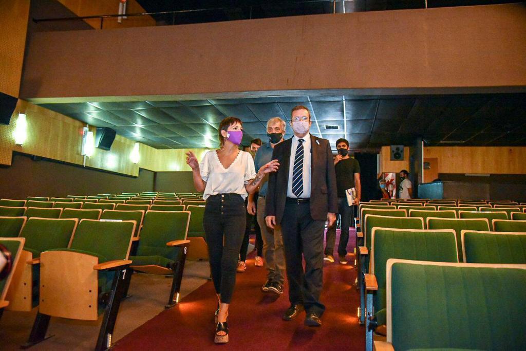  MAYRA JUNTO A TRISTÁN BAUER EN EL TEATRO MUNICIPAL