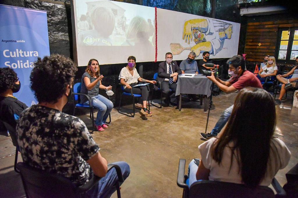  MAYRA JUNTO A TRISTÁN BAUER EN EL TEATRO MUNICIPAL