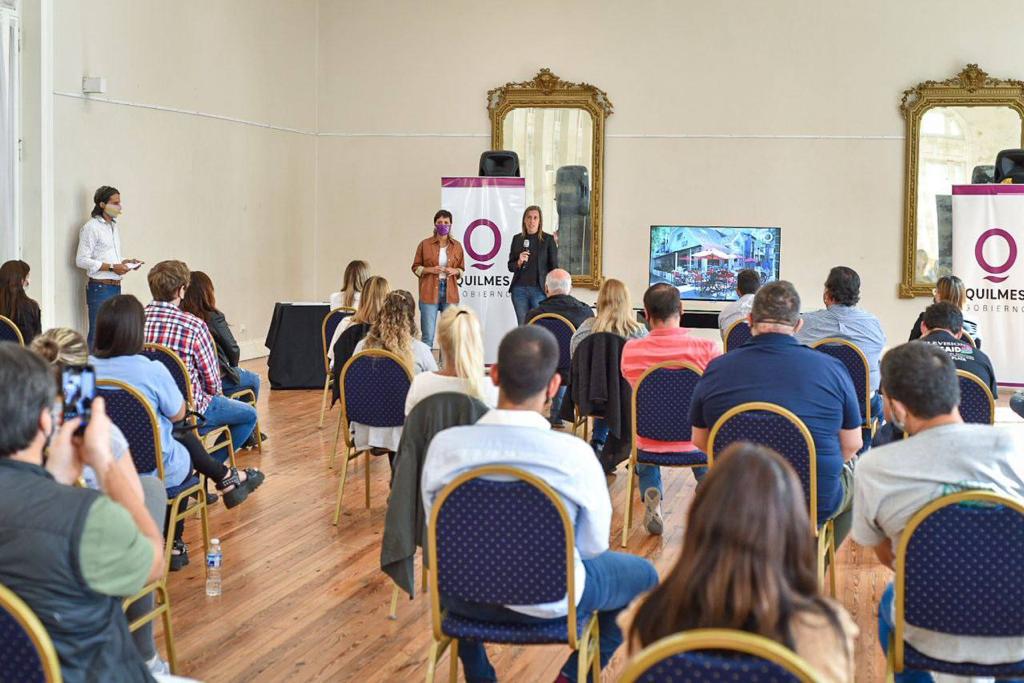 MAYRA ENTREGÓ 43 CERTIFICADOS DE HABILITACIONES COMERCIALES