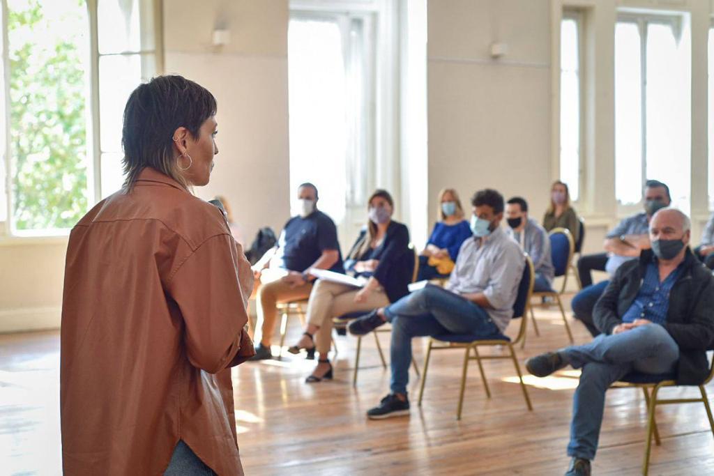 MAYRA ENTREGÓ 43 CERTIFICADOS DE HABILITACIONES COMERCIALES
