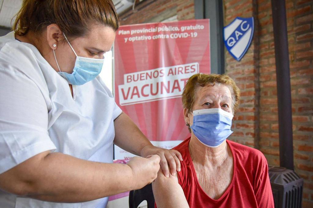La Intendenta supervisó la jornada de vacunación en el Estadio Centenario