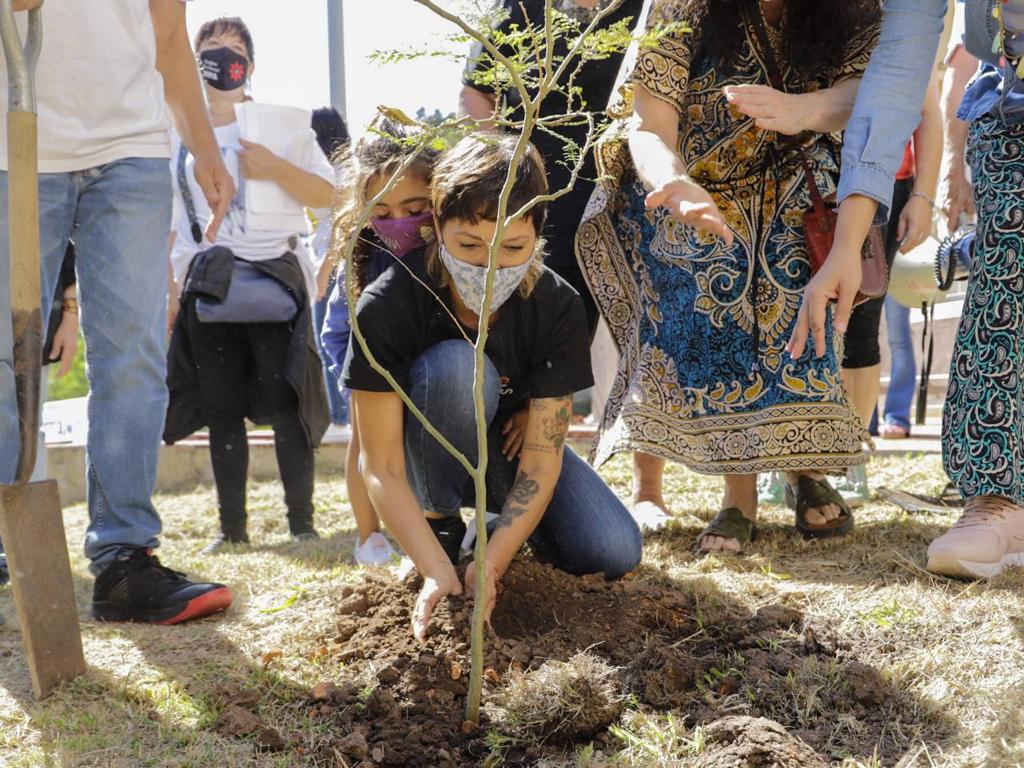 MAYRA PLANTÓ UN ÁRBOL EN EL EX CCDYT POZO DE QUILMES