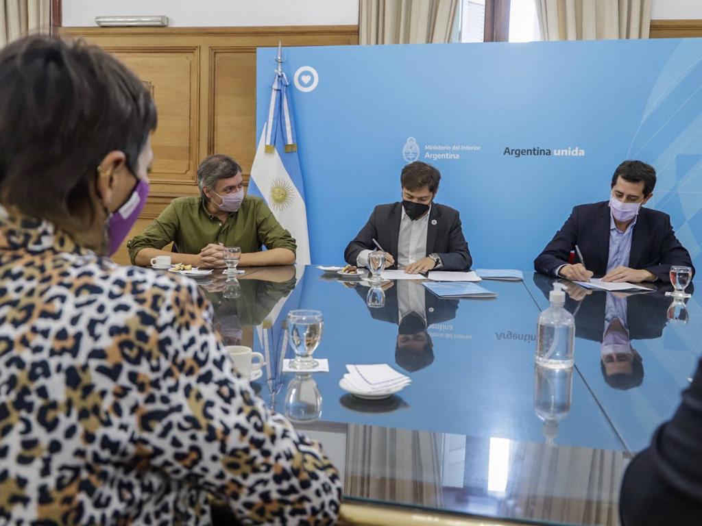 MAYRA EN LA FIRMA DEL PROGRAMA DE INFRAESTRUCTURA PARA COMUNAS BONAERENSES