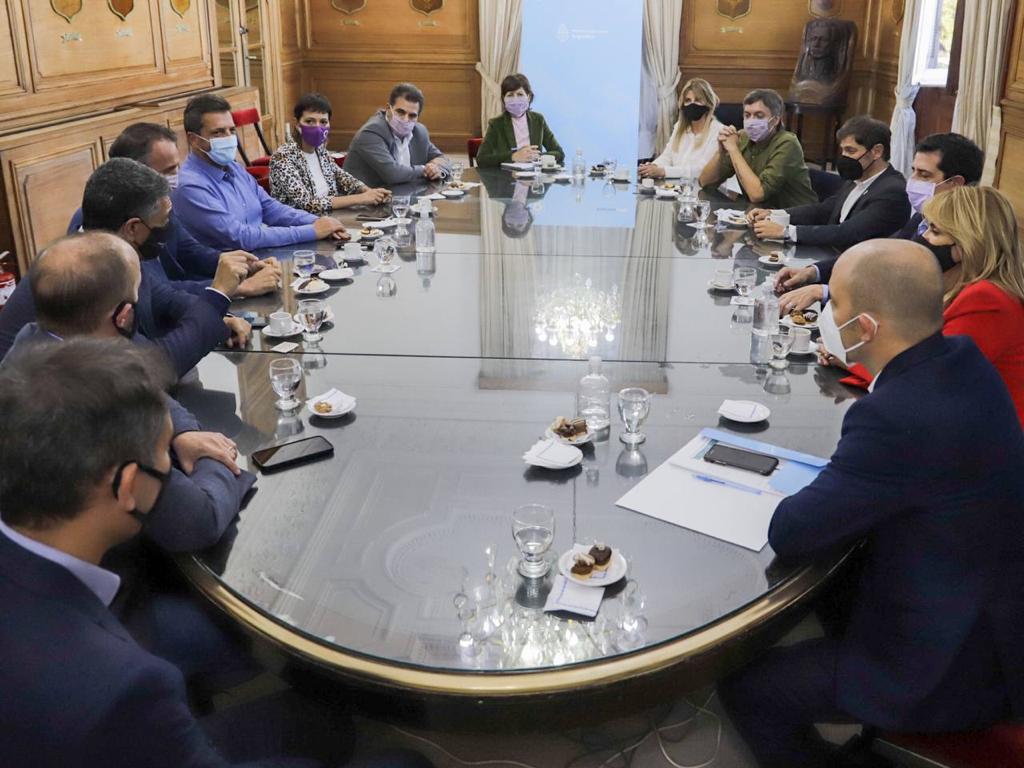 MAYRA EN LA FIRMA DEL PROGRAMA DE INFRAESTRUCTURA PARA COMUNAS BONAERENSES