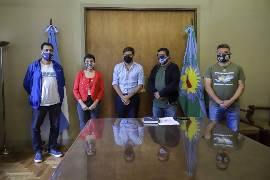MAYRA MENDOZA Y CARLOS BIANCO JUNTO A LOS VETERANOS DE MALVINAS