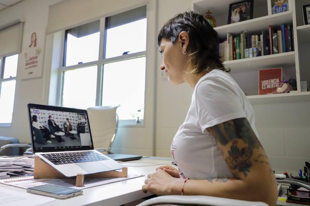 MAYRA DISERTÓ EN EL ZOOM DE LA BIENAL DE LAS CIUDADES EN TRANSICIÓN