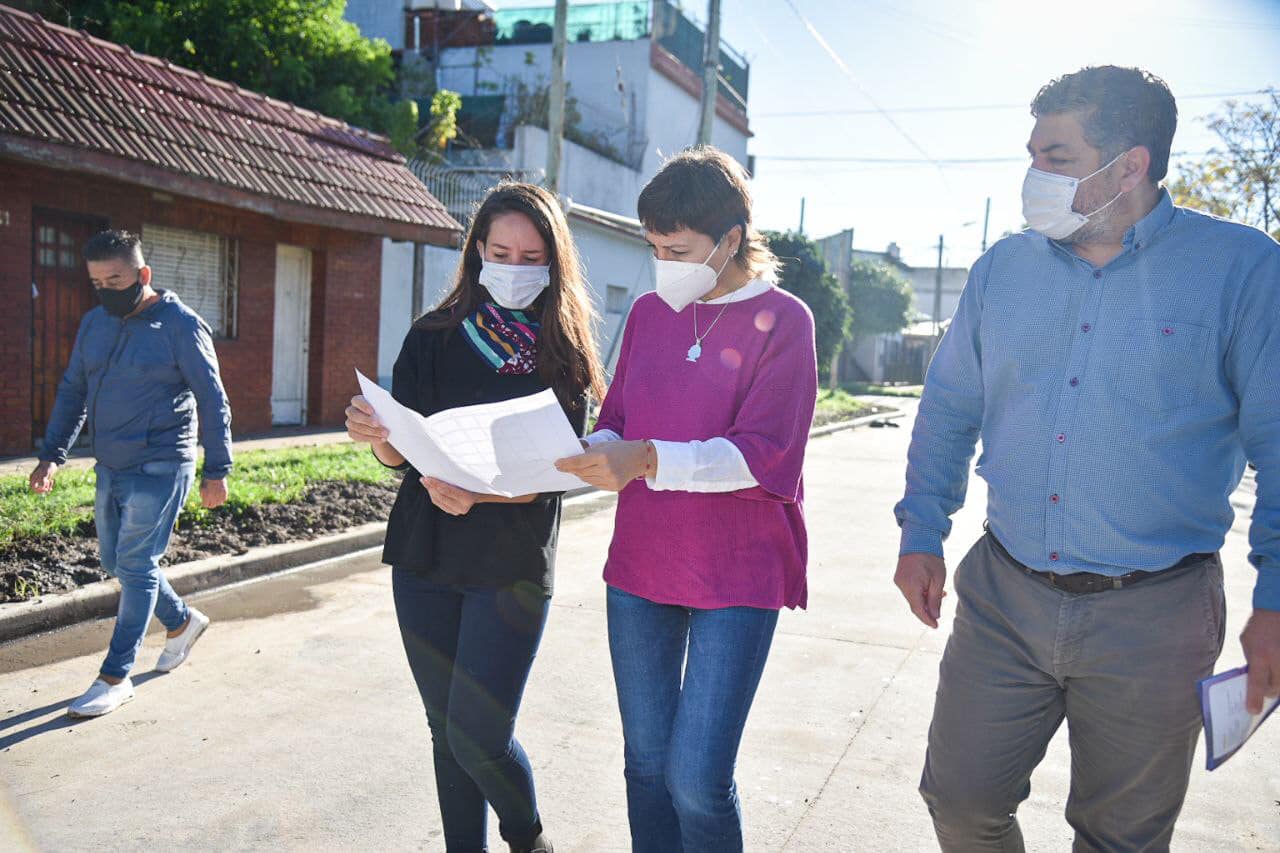 MAYRA SUPERVISÓ EL AVANCE DE LOS NUEVOS ASFALTOS DEL BARRIO KOLYNOS