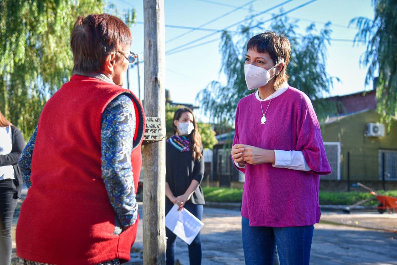 MAYRA SUPERVISÓ EL AVANCE DE LOS NUEVOS ASFALTOS DEL BARRIO KOLYNOS