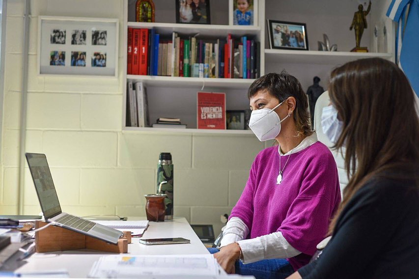 MAYRA FIRMÓ CONTRATOS POR OBRAS EN EL BARRIO NOVAK Y EL CIC AGUSTÍN RAMIREZ
