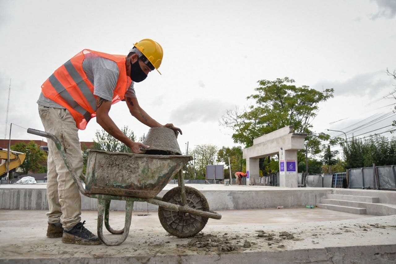 MAYRA SUPERVISÓ LA OBRA DE LA PLAZA DE ALBERDI Y PAZ  