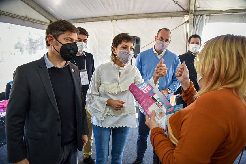 MAYRA Y KICILLOF VISITARON EL VACUNATORIO DEL PARQUE DE LA CERVECERÍA