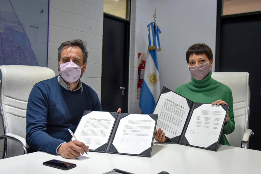 FIRMA DE CONVENIO ENTRE MAYRA MENDOZA Y JUAN CABANDIÉ 