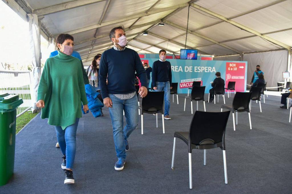 MAYRA Y CABANDIÉ EN EL CENTRO DE VACUNACIÓN DEL PARQUE DE LA CERVECERÍA