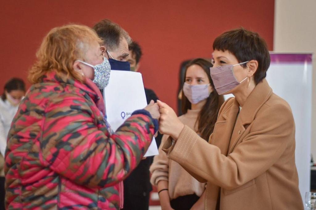 MAYRA ENTREGÓ LAS ESCRITURAS DE SUS HOGARES A CINCO FAMILIAS QUILMEÑAS