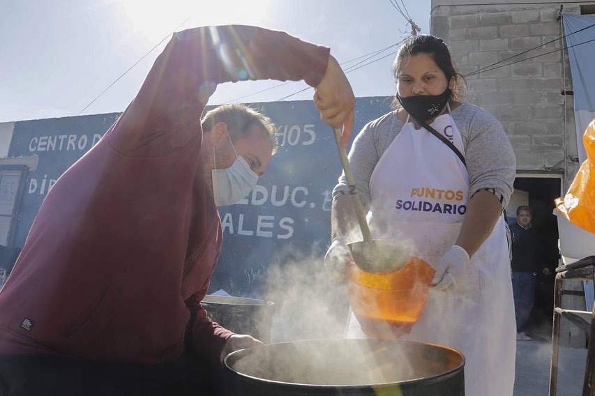 LOCRO SOLIDARIO EN VILLA AZUL A UN AÑO DEL AISLAMIENTO COMUNITARIO