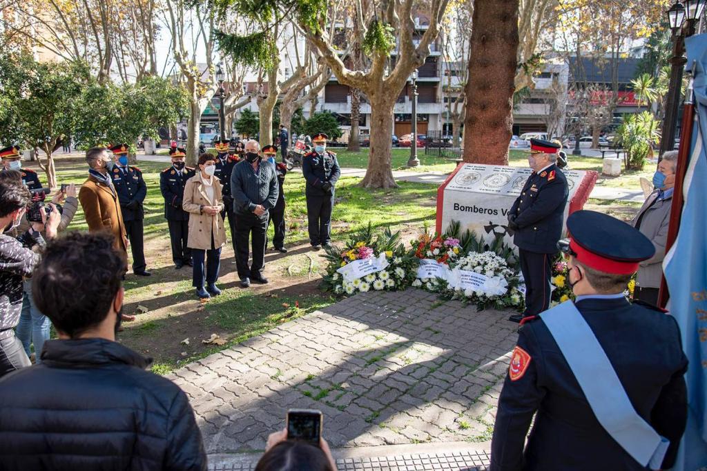  MAYRA EN EL ACTO JUNTO A LOS BOMBEROS VOLUNTARIOS DE QUILMES EN SU DÍA