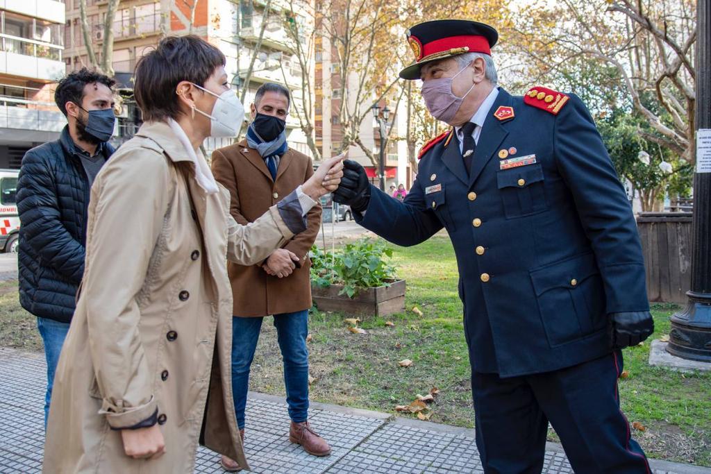  MAYRA EN EL ACTO JUNTO A LOS BOMBEROS VOLUNTARIOS DE QUILMES EN SU DÍA