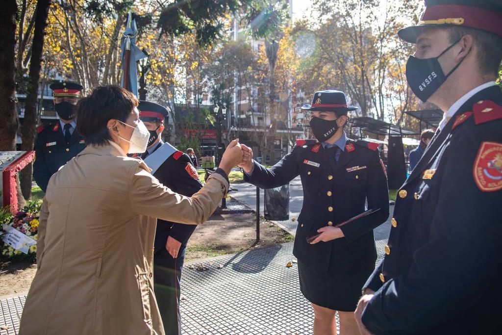  MAYRA EN EL ACTO JUNTO A LOS BOMBEROS VOLUNTARIOS DE QUILMES EN SU DÍA