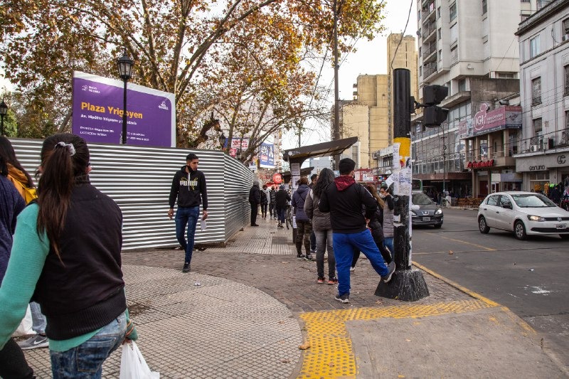 AVANZAN LAS OBRAS DE PUESTA EN VALOR DE LA PLAZA HIPÓLITO YRIGOYEN