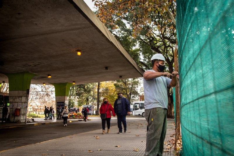 AVANZAN LAS OBRAS DE PUESTA EN VALOR DE LA PLAZA HIPÓLITO YRIGOYEN