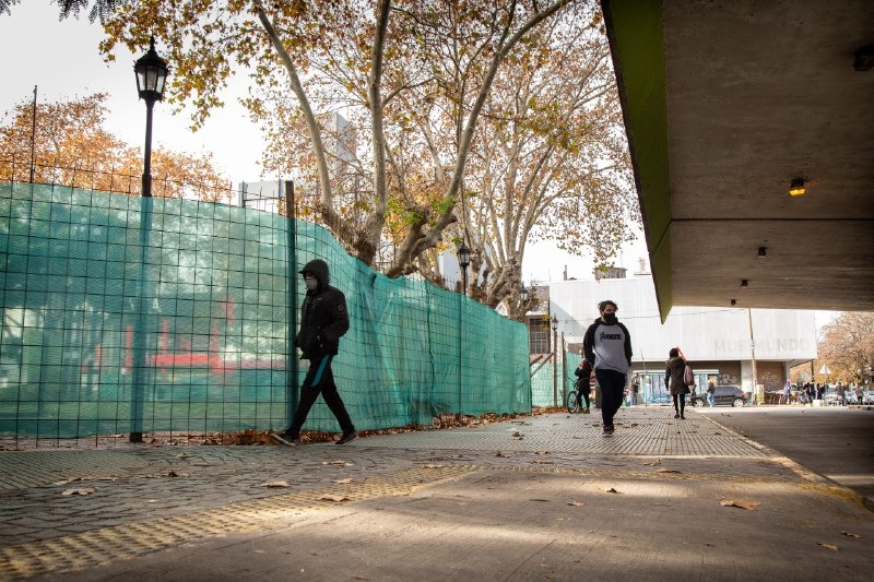 AVANZAN LAS OBRAS DE PUESTA EN VALOR DE LA PLAZA HIPÓLITO YRIGOYEN