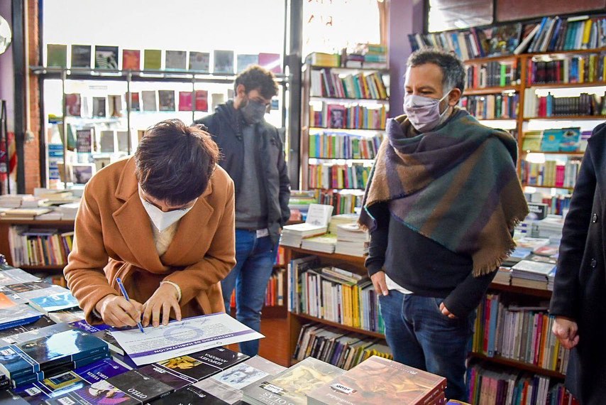 MAYRA LE ENTREGÓ EL CERTIFICADO DE HABILITACIÓN A LA LIBRERÍA EL ALEPH