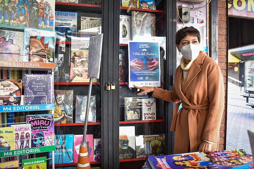 MAYRA LE ENTREGÓ EL CERTIFICADO DE HABILITACIÓN A LA LIBRERÍA EL ALEPH