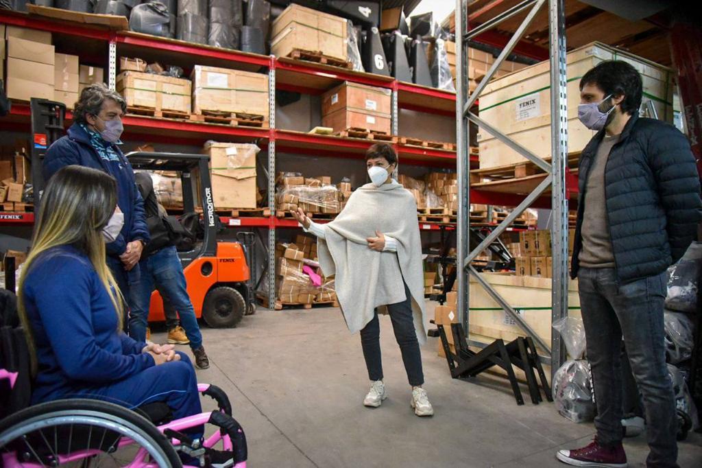  MAYRA LE ENTREGÓ UN BANCO PLANO DE ENTRENAMIENTO A ATLETA QUILMEÑA