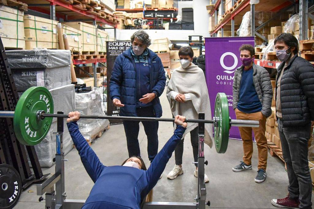  MAYRA LE ENTREGÓ UN BANCO PLANO DE ENTRENAMIENTO A ATLETA QUILMEÑA