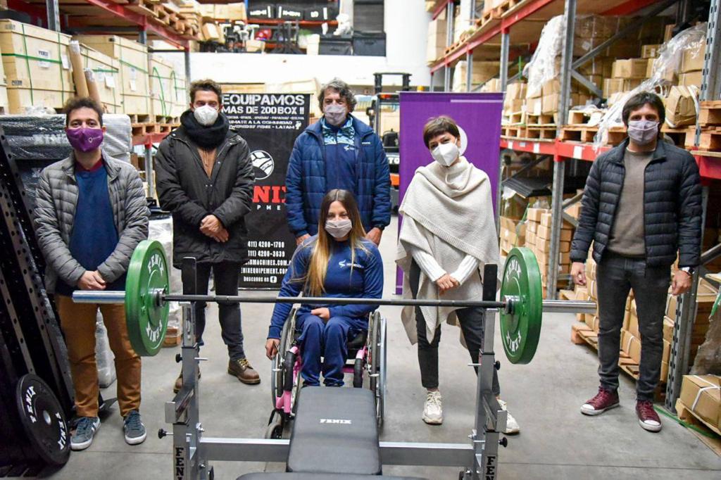  MAYRA LE ENTREGÓ UN BANCO PLANO DE ENTRENAMIENTO A ATLETA QUILMEÑA