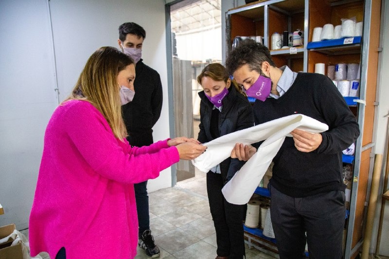 FUNCIONARIOS MUNICIPALES VISITARON LA EMPRESA FAMILIAR QUILMEÑA TEXFILT SRL