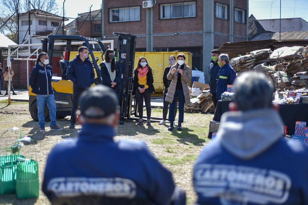  ENTREGA DE AUTOELEVADOR Y HERRAMIENTAS A COOP DE CARTONEROS DE ITATÍ