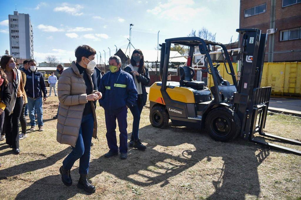  ENTREGA DE AUTOELEVADOR Y HERRAMIENTAS A COOP DE CARTONEROS DE ITATÍ