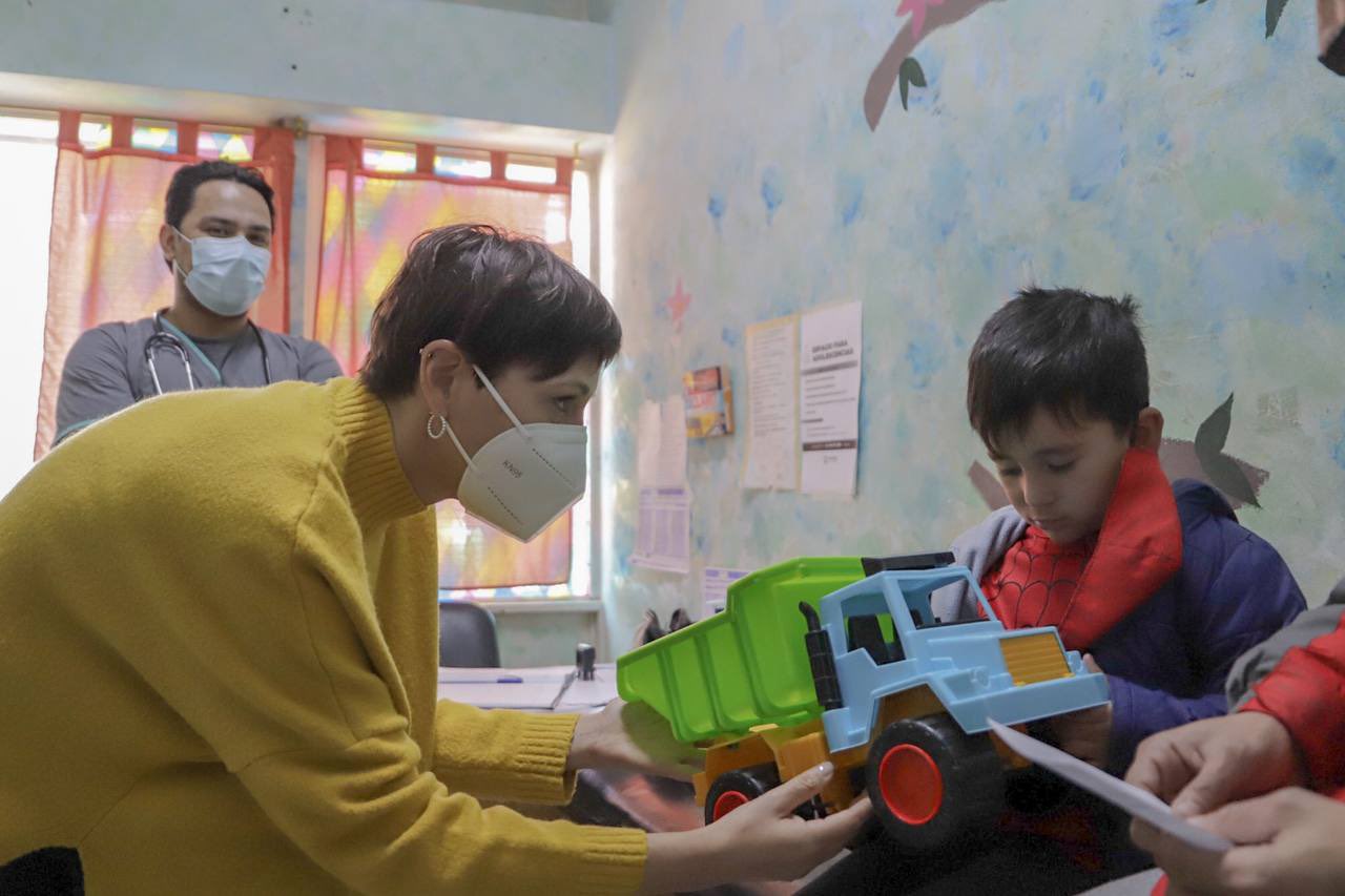  MAYRA ENTREGÓ JUGUETES EN EL HOSPITAL DE SOLANO Y RECORRIÓ LAS OBRAS