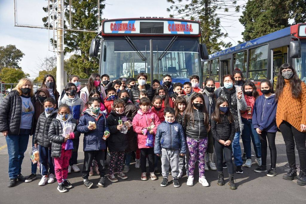  MAYRA SALUDÓ A NIÑOS Y NIÑAS DE QUILMES TRAS FUNCIÓN DE CINE