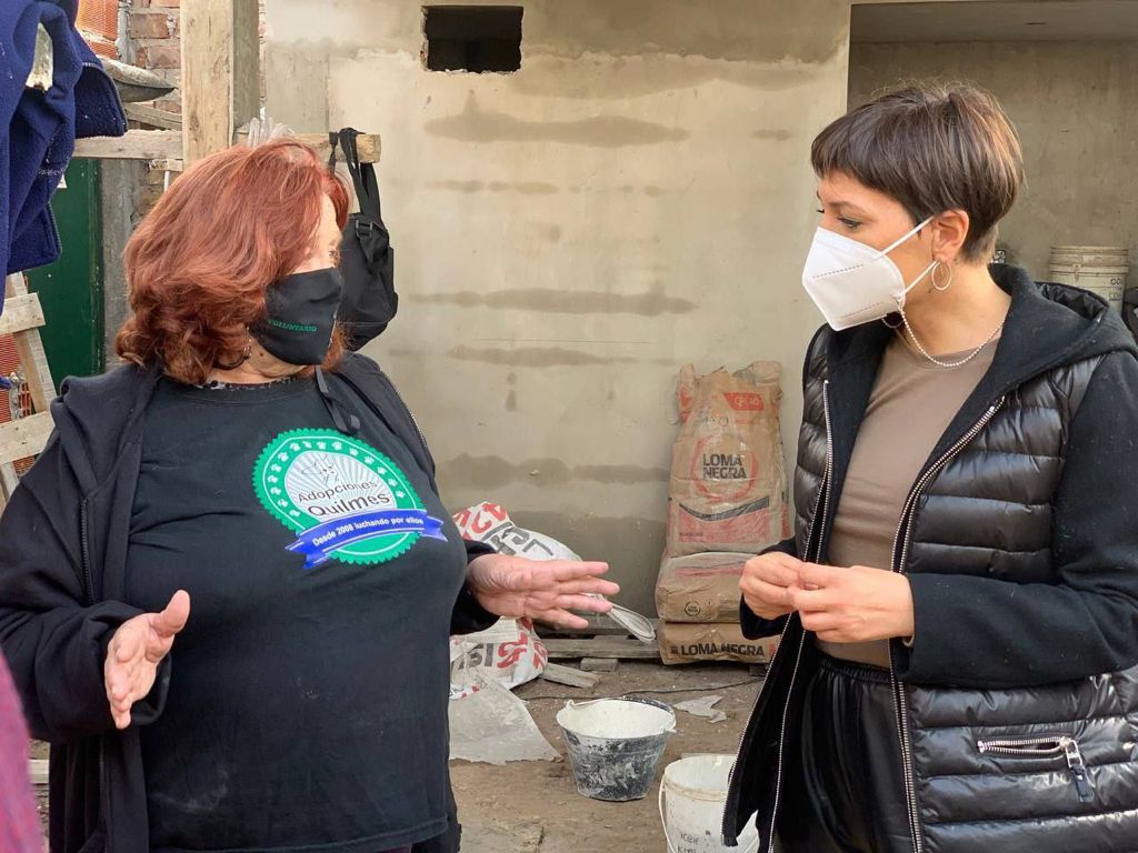 MAYRA VISITÓ ADOPCIONES QUILMES LUEGO DEL INCENDIO Y ANUNCIÓ MÁS AYUDA