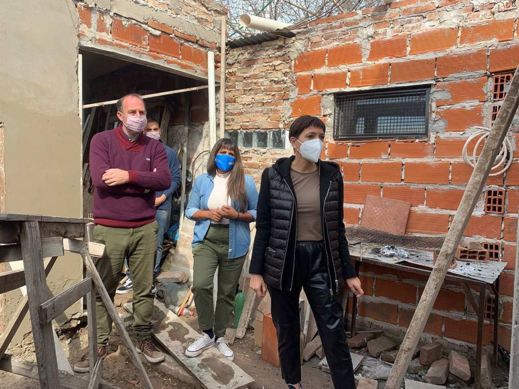MAYRA VISITÓ ADOPCIONES QUILMES LUEGO DEL INCENDIO Y ANUNCIÓ MÁS AYUDA