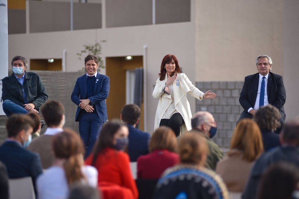 MAYRA JUNTO A ALBERTO Y CRISTINA EN LA ENTREGA DE LA VIVIENDA NÚMERO 20 MIL