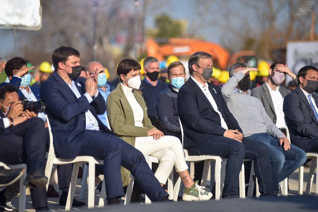 MAYRA JUNTO A ALBERTO Y CRISTINA EN LA ENTREGA DE LA VIVIENDA NÚMERO 20 MIL
