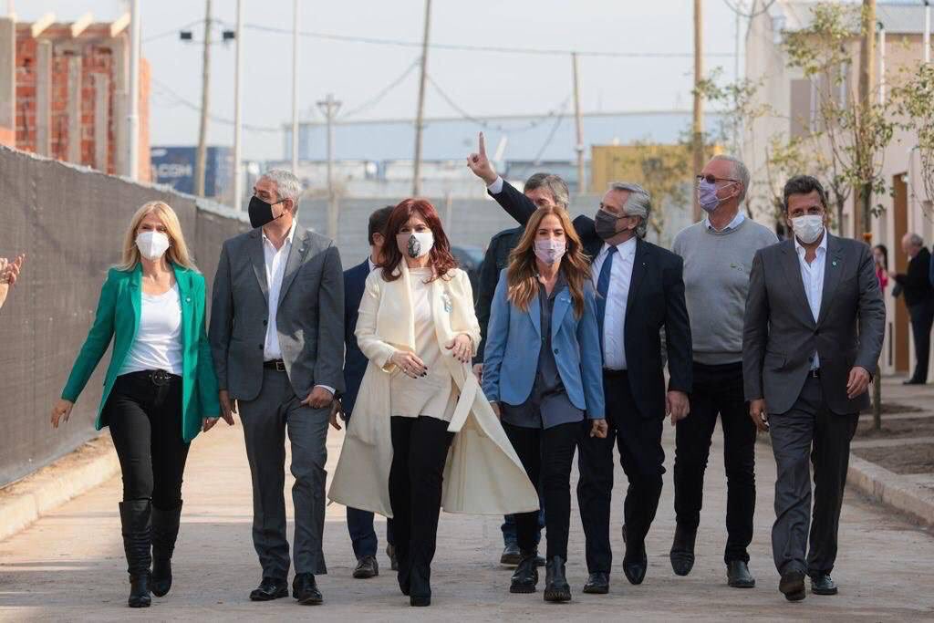 MAYRA JUNTO A ALBERTO Y CRISTINA EN LA ENTREGA DE LA VIVIENDA NÚMERO 20 MIL