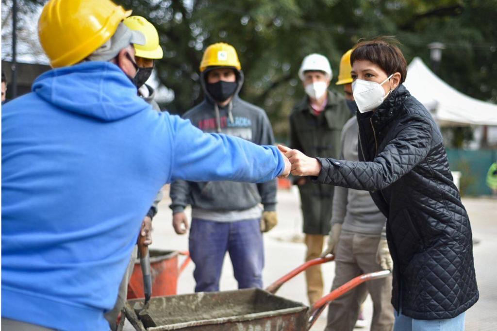  MAYRA RECORRIÓ LA OBRA DE PUESTA EN VALOR DE LA PLAZA YRIGOYEN