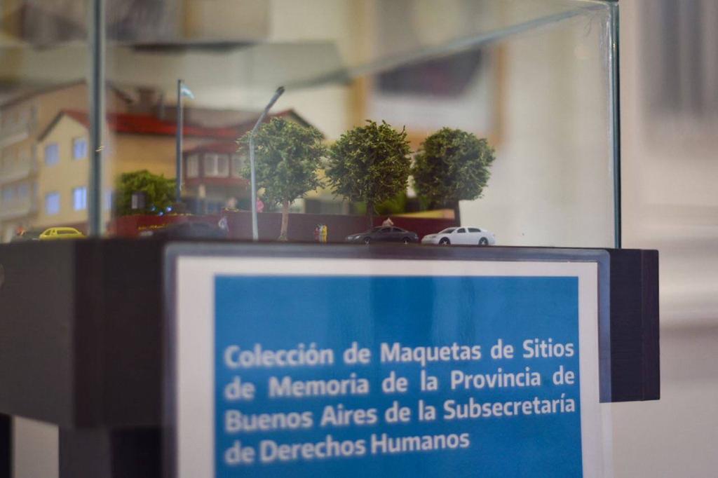MAYRA RECIBIÓ LA MAQUETA DEL EX POZO DE QUILMES