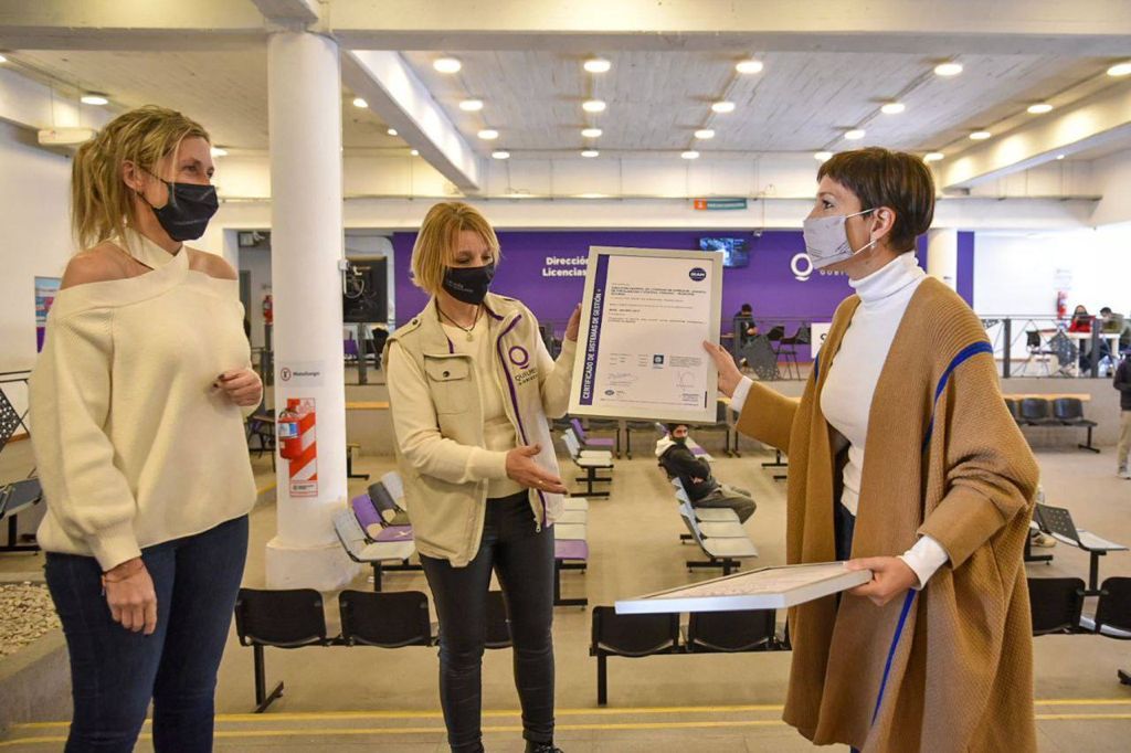 MAYRA RECIBIÓ LA CERTIFICACIÓN IRAM QUE DIERON A LA DIRECCIÓN DE LICENCIAS