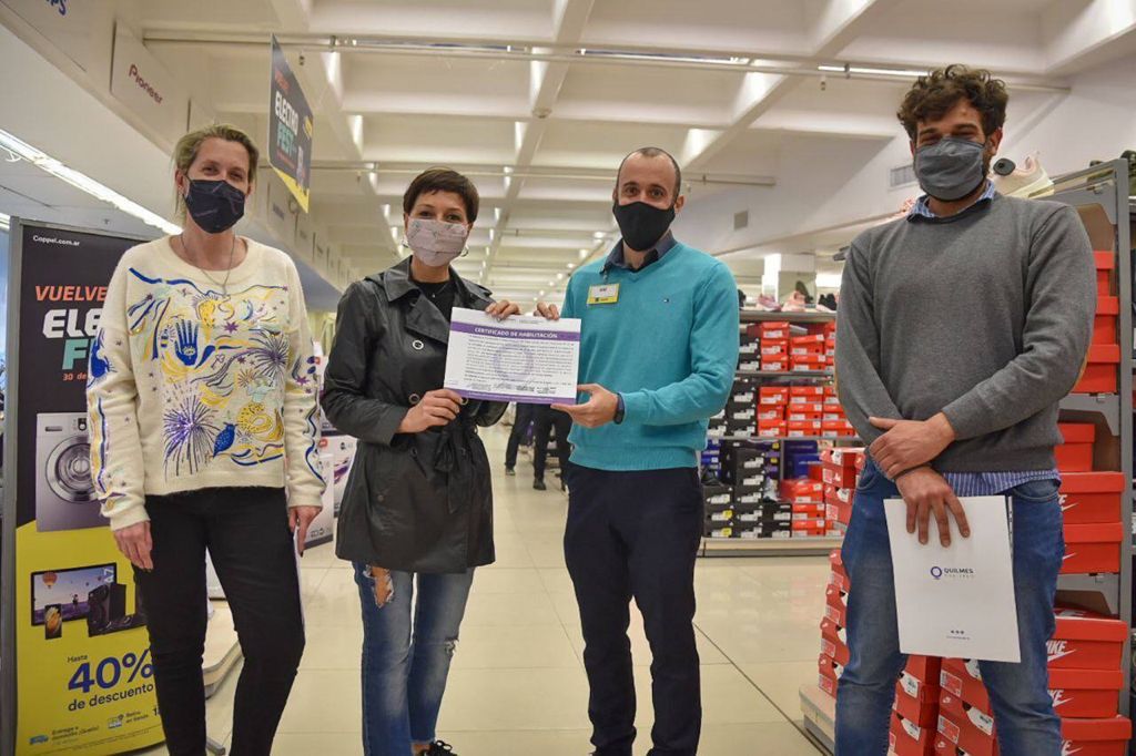 MAYRA ENTREGÓ EL CERTIFICADO DE HABILITACIÓN A LA SUCURSAL DE COPPEL SOLANO