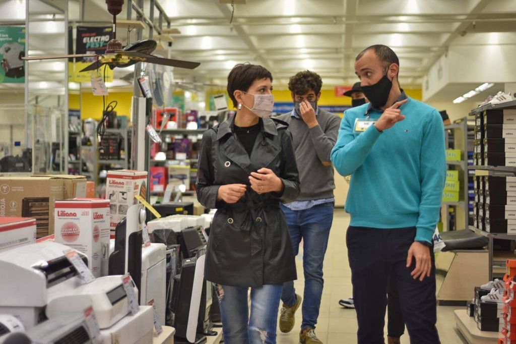 MAYRA ENTREGÓ EL CERTIFICADO DE HABILITACIÓN A LA SUCURSAL DE COPPEL SOLANO