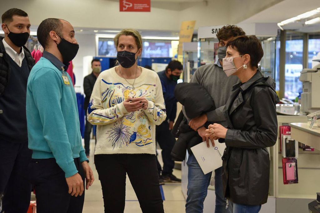 MAYRA ENTREGÓ EL CERTIFICADO DE HABILITACIÓN A LA SUCURSAL DE COPPEL SOLANO