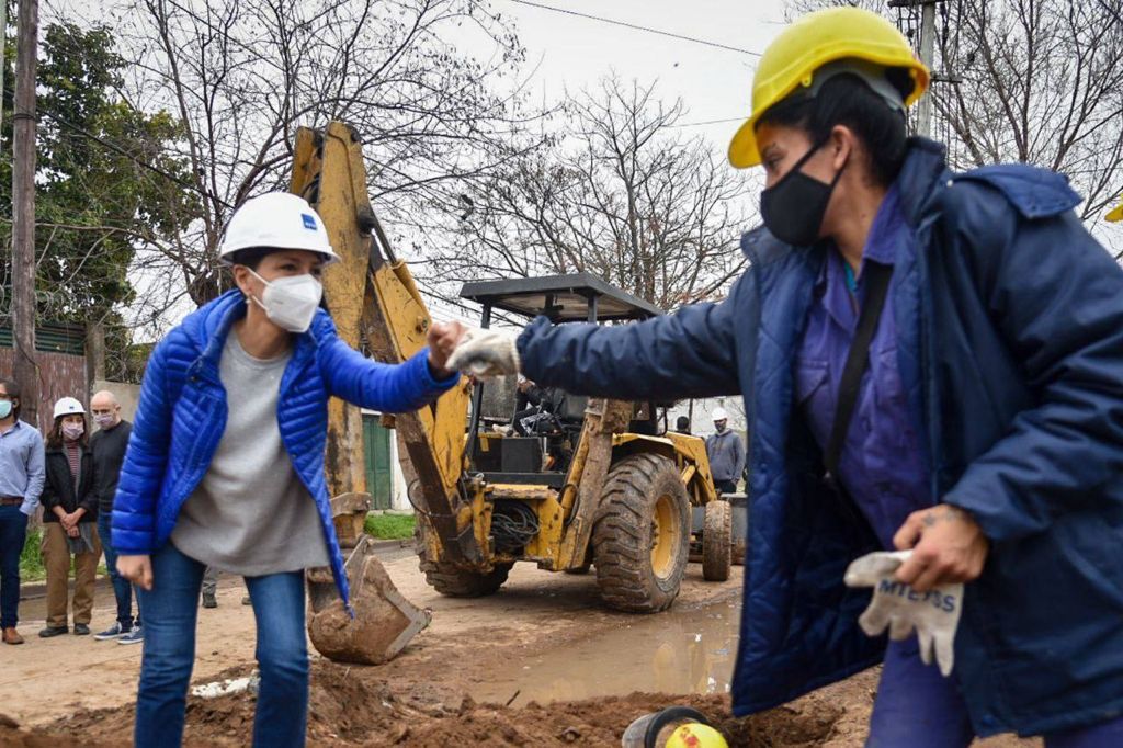 MAYRA Y MALENA GALMARINI RECORRIERON LA OBRA DE AGUA POTABLE EN AZUL