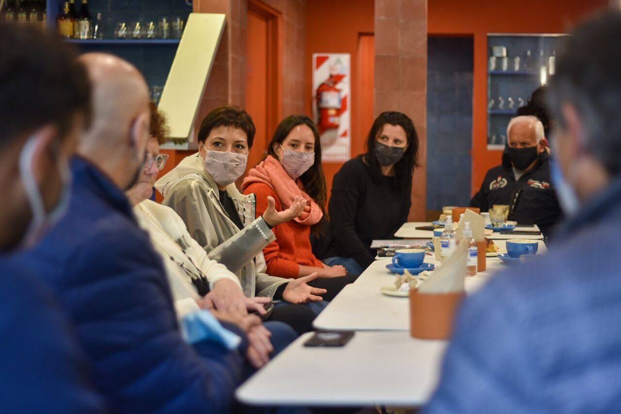  MAYRA SE REUNIÓ CON COMERCIANTES DE BERNAL CENTRO
